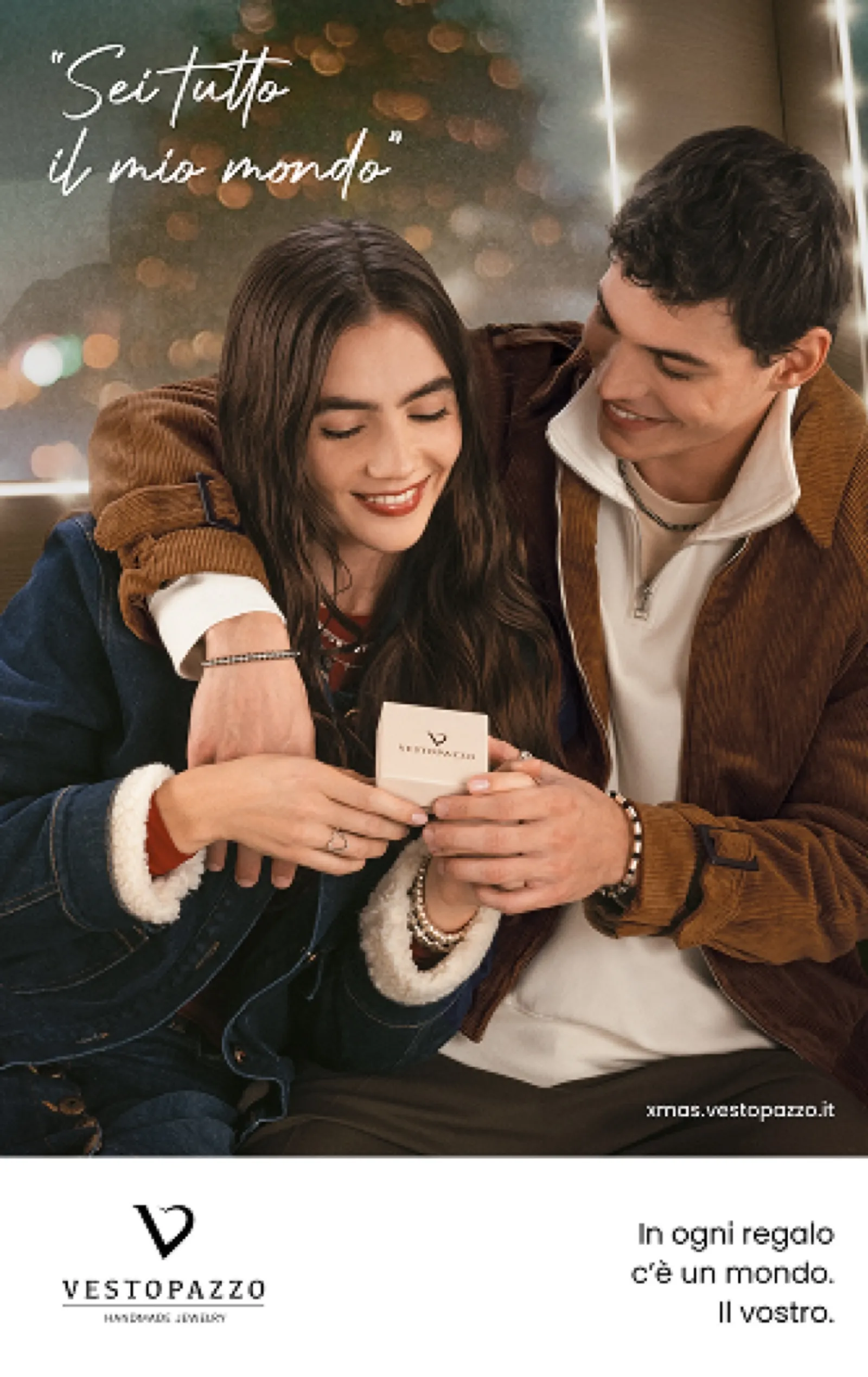 Vestopazzo print ad: a couple opening a gift box, "Sei tutto il mio mondo"