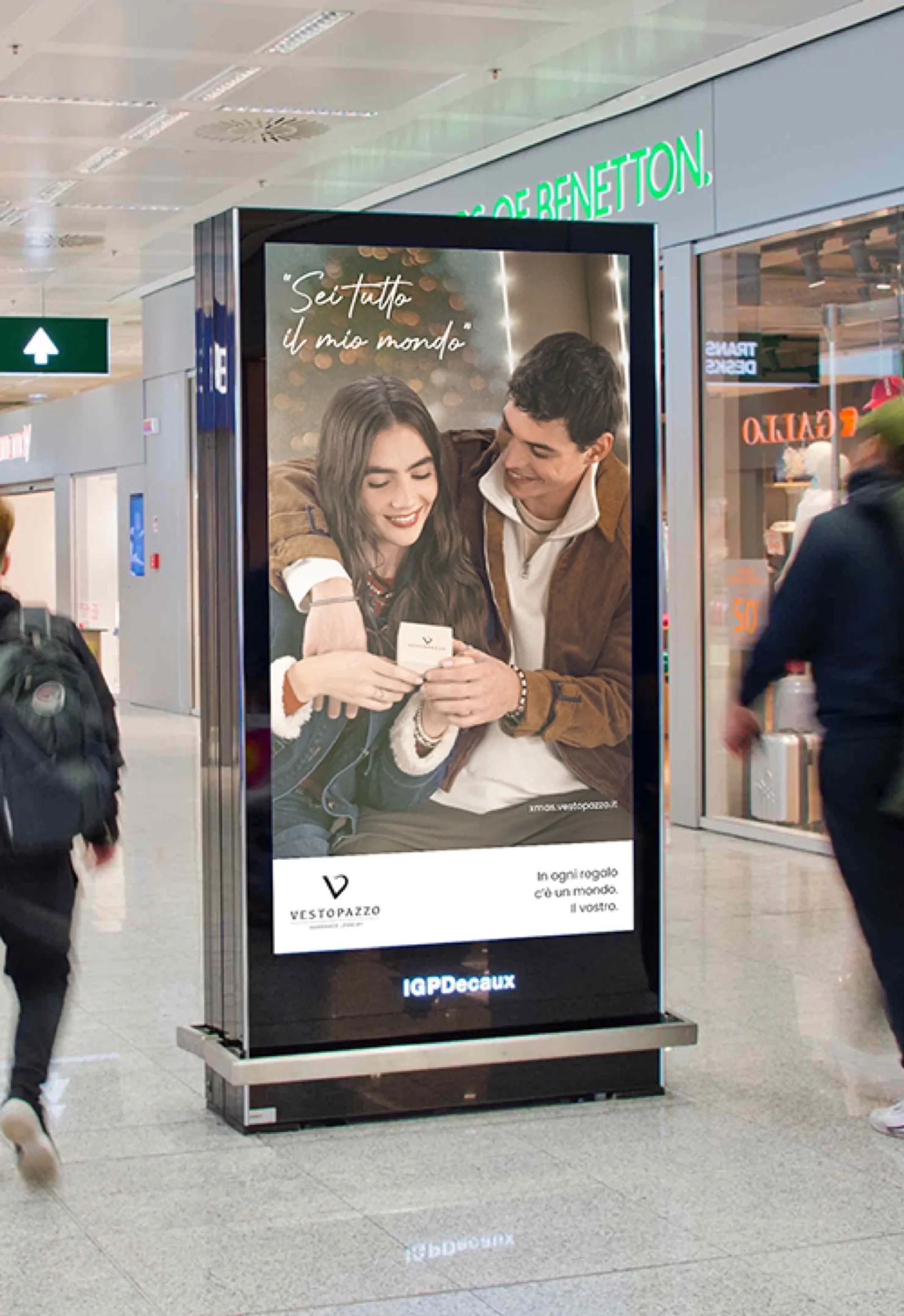 Vestopazzo digital OOH screen in a shopping mall featuring the "Sei tutto il mio mondo" campaign visual