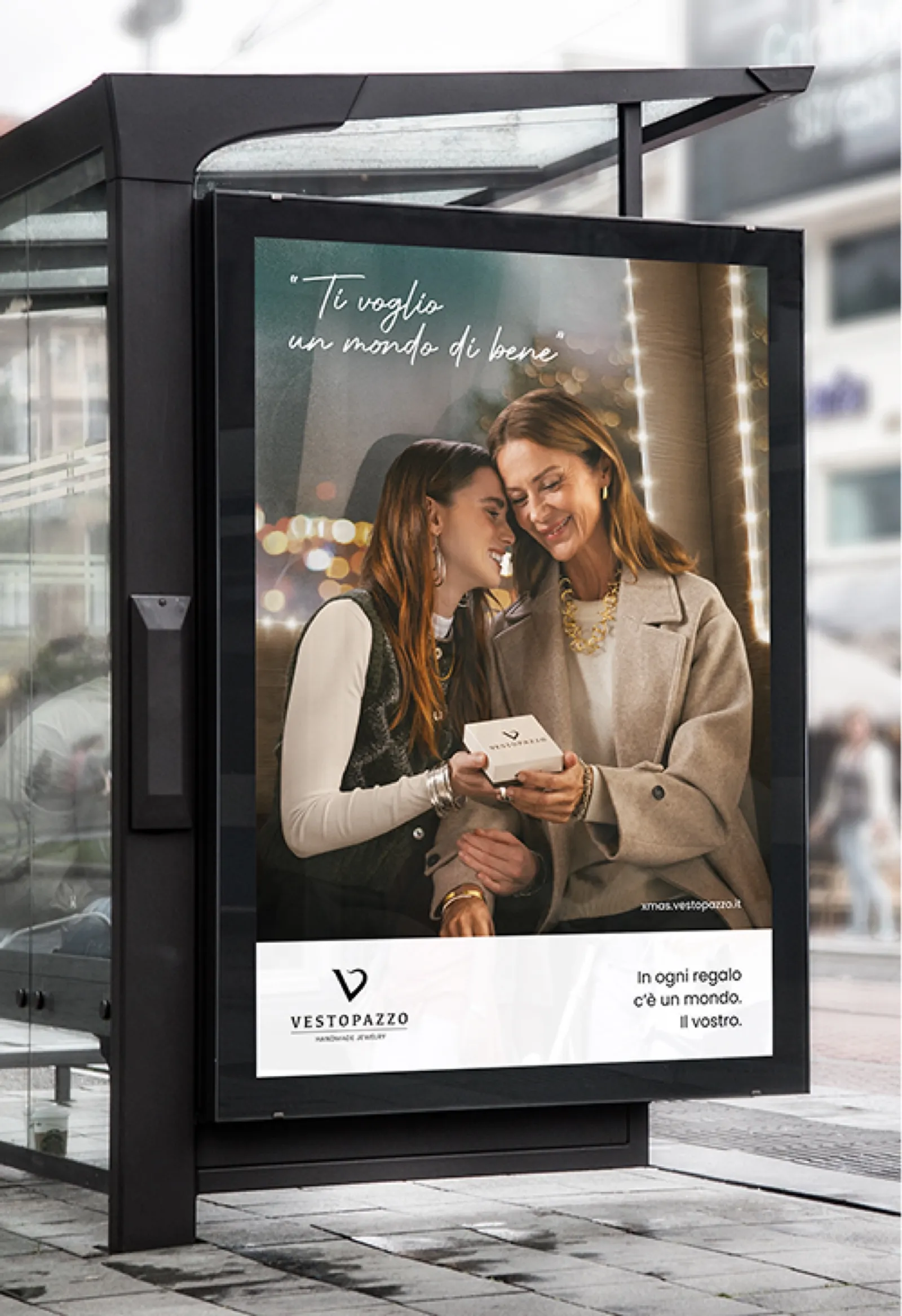 Vestopazzo bus-shelter OOH ad featuring the "Ti voglio un mondo di bene" campaign visual